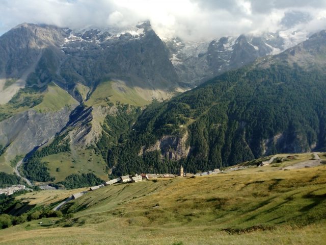 Vue sur le village de la Grave depuis les hameaux