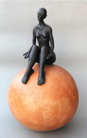 Femme sur sphère