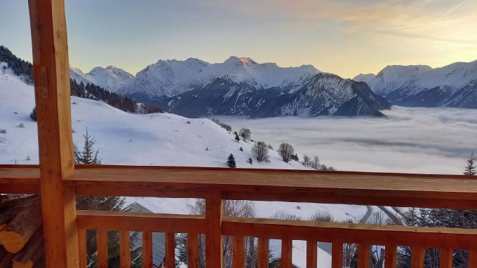 Chalet La Boutame – Villard-Reculas Alpe d’Huez Grand Domaine – Bar de balcon suspendu avec mer de nuages sur l’Oisans plein sud