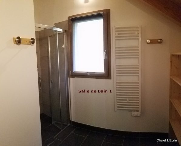 Salle de bain 1 vue douche